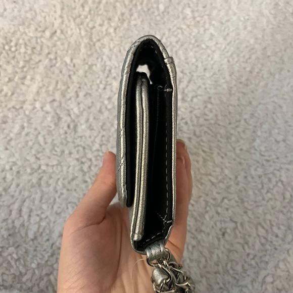 Guess Silver / Grey Leather Chevron Wristlet - Picture 11 of 17